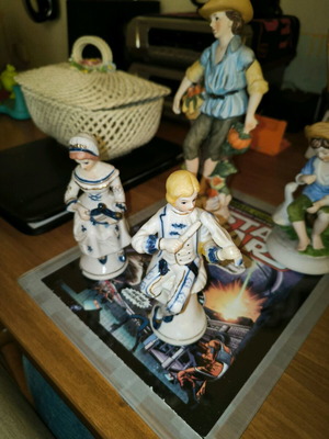 Porcelain decorative figurines old like new, pack