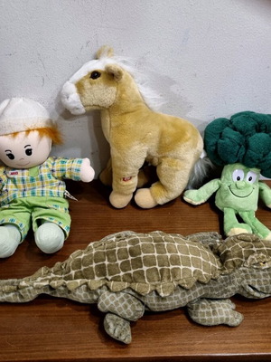 Plush dolls like new