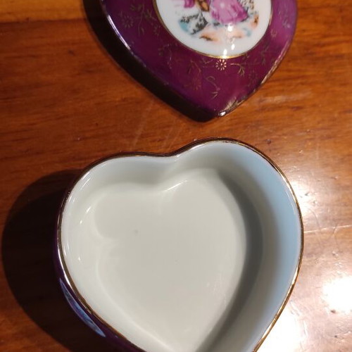 Porcelain jewelry box heart-shaped with romantic Fragonard design like new