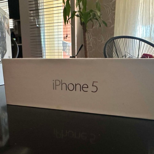 Apple iPhone 5 box like new, collectible