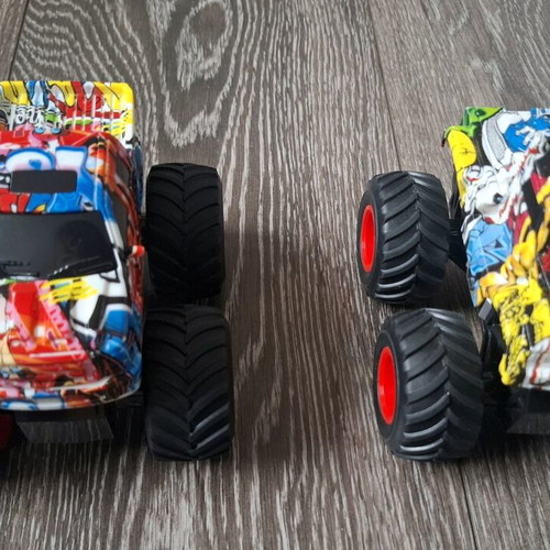 Monster truck like new, pack of 2 toy cars