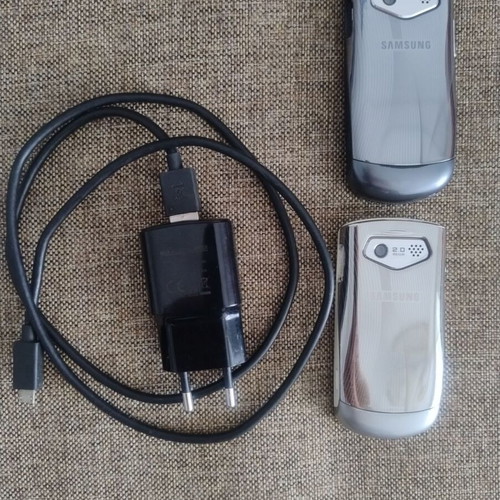 Motorola V66i used with charger and 2 Samsung GT-S3550 phones