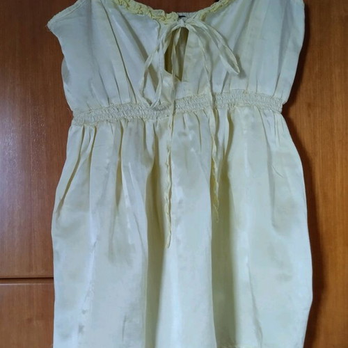 Top S with satin fabric in light yellow Queguapa
