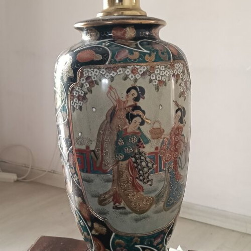 Table lamp porcelain Satsuma style with Geishas, like new, missing shade