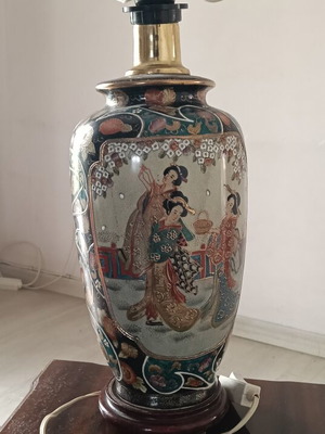 Table lamp porcelain Satsuma style with Geishas, like new, missing shade