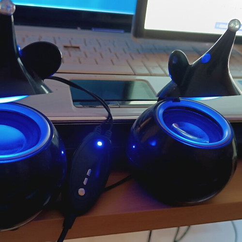 Satzuma USB speakers used with blue LED light, mouse shape