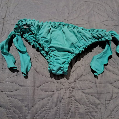 Bikini bottom turquoise like new with ruched and ruffles design