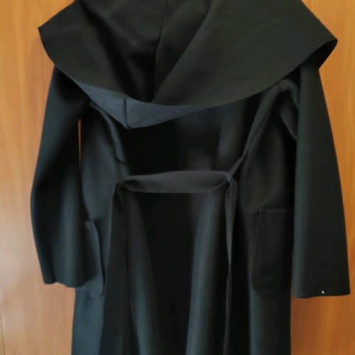 Black coat without zipper with belt like new
