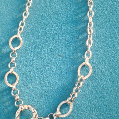 Necklace like new, silver color