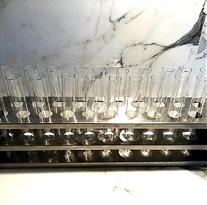 Συλλεκτικό διακοσμητικό ιατρικό inox στάντ με δοκιμαστικούς σωλήνες του 1950, μήκους 38 εκ