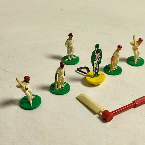 Subbuteo Standard Red cricket match set like new