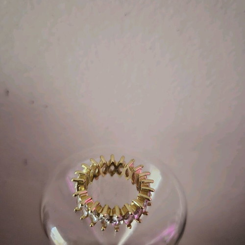 Ring like new with adjustable size and zircon gold color