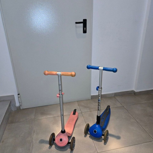 Children's scooter used, only the pink one left