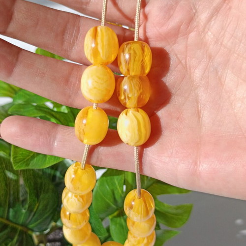 Komboloi with 22 yellow oval beads like new