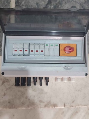 Combiner box προστασία φωτοβολταϊκών πάνελ με αντικεραυνικά