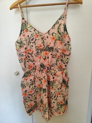 H&M printed jumpsuit used, size XL eur 42, salmon color with floral design