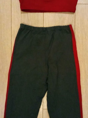 Feroti Sport workout set M like new, crop top and capri leggings gray and red
