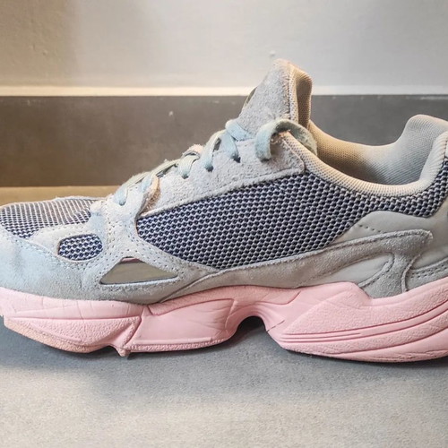 Adidas women's athletic shoe used, gray with pink sole, size 38.5