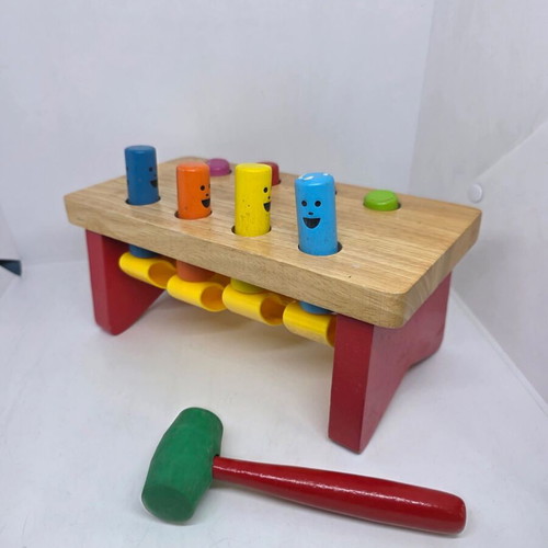 Baby toy used wooden hammer and pegs
