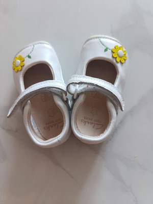 Παπούτσια βρεφικά Clarks νούμερο 19 σαν καινούργιο