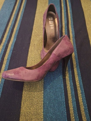 Pumps size 37 purple like new, 9cm heel