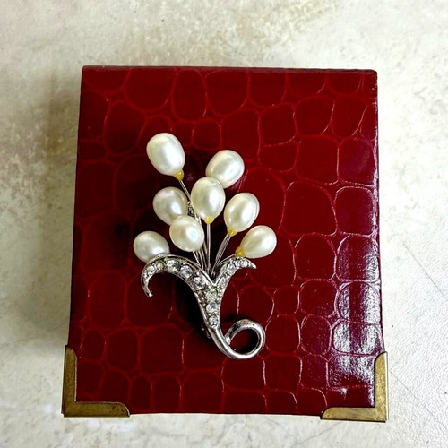 Brooch with 9 natural freshwater pearls and Swarovski crystals new