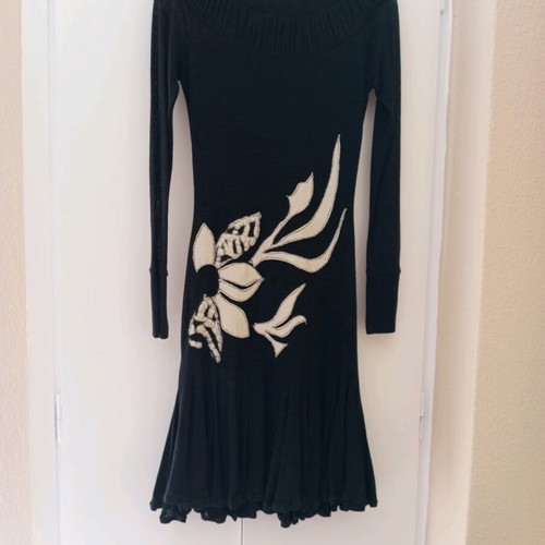 Dress black with white thin wool like new, tight fit