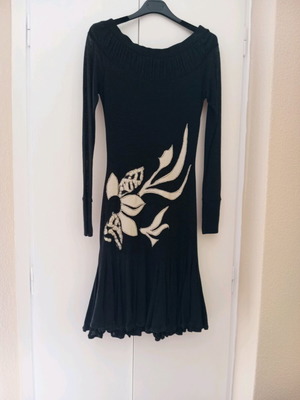 Dress black with white thin wool like new, tight fit