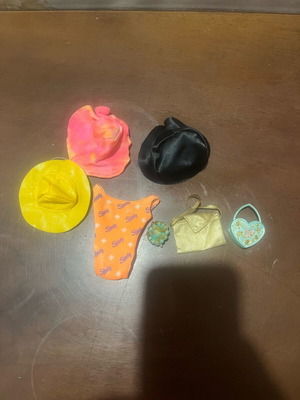 Barbie’s 7 αντικείμενα σαν καινούργια, 3 καπέλα, μαγιό, κοκαλάκι, τσαντούλες