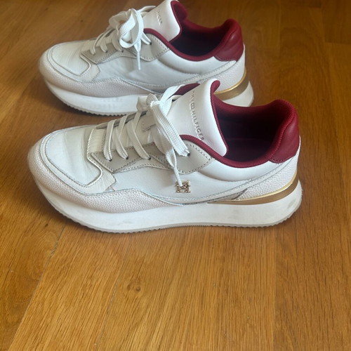 Tommy Hilfiger sneakers like new, size 39