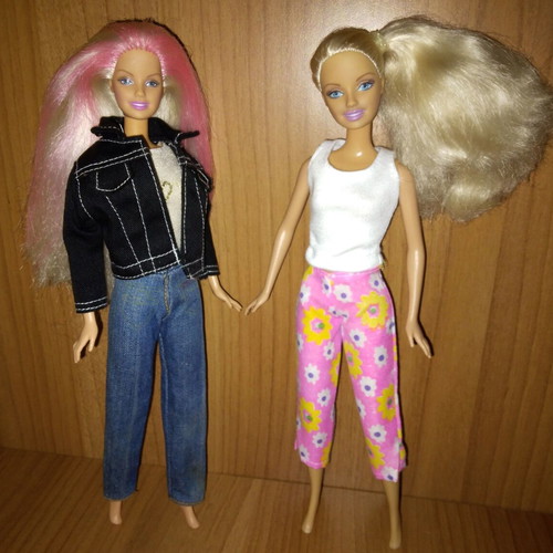 Barbie dolls used, pack of 2, early 2000s