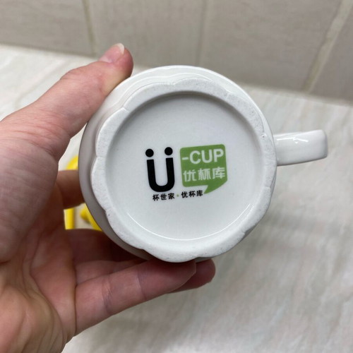 Ceramic mug new with plastic lid and spoon