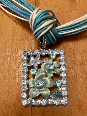 Handmade necklace with blue/white crystals, new, origin Dubai