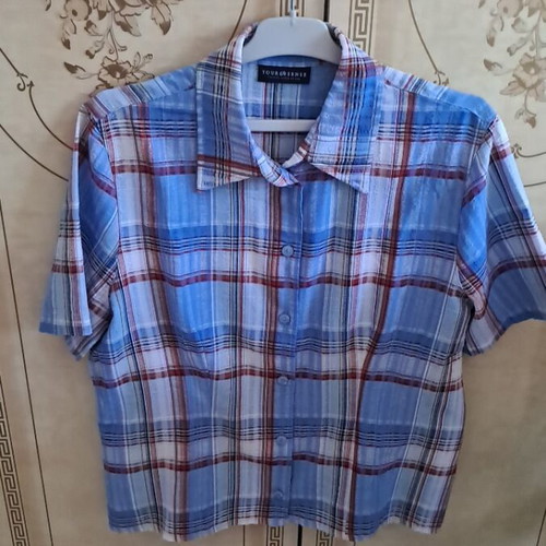 Women's short-sleeve shirt used, sizes M and L, blue and red