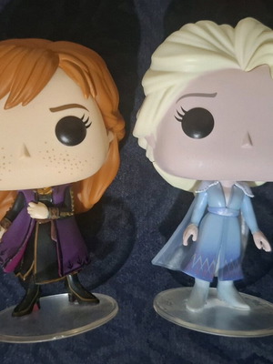 Funko Pop Frozen Elsa and Anna used