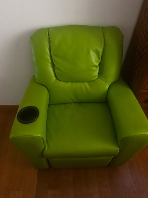 Παιδική πολυθρόνα με ανάκληση και επένδυση από πράσινο βυνίλιο σαν καινούργιο