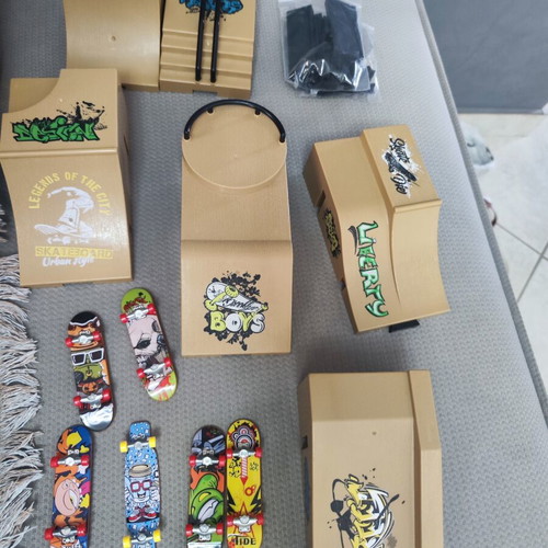Finger Skate Track with 6 Skates gift, like new