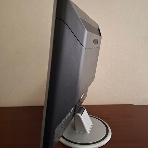 Philips LCD 170A7FS/00 17" monitor like new with speakers and adjustable stand