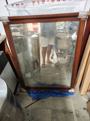 Καθρέπτης καρυδιάς 90x115cm με επίχρυσες λεπτομέρειες σαν καινούργιο