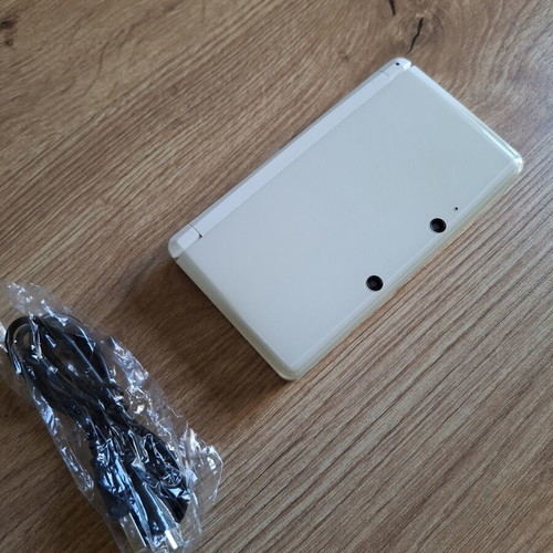 Nintendo 3DS Pearl White like new with original stylus and USB cable