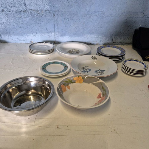 Cooking utensils and coffee saucers set like new, 24 pieces