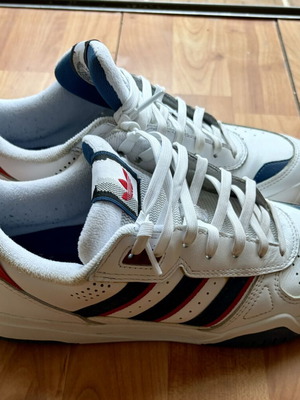 Adidas Tekkira Cup αθλητικά παπούτσια, μέγεθος 41.5, λευκό και σκούρο μπλε