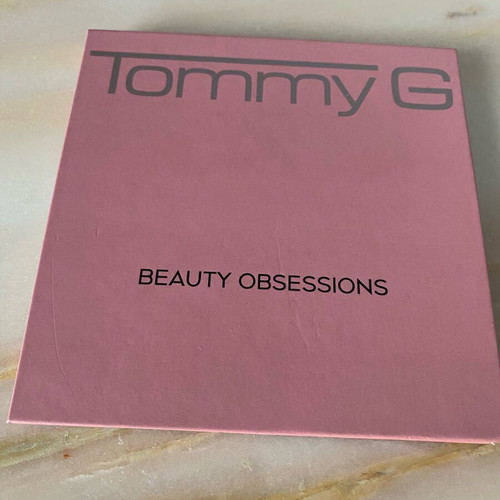 Tommy G makeup palette like new with 2 glossy and 3 matte shades