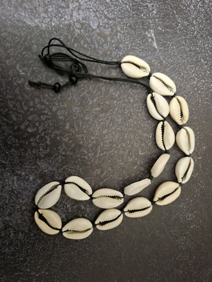 Χειροποίητο κολιέ με φυσικά κοχύλια cowrie σαν καινούργιο, ρυθμιζόμενο