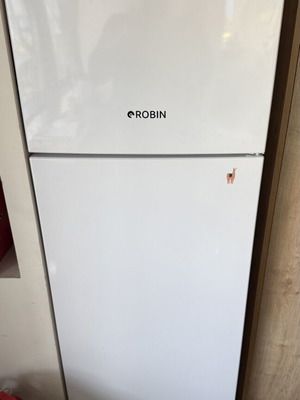 Robin refrigerator top freezer like new, white color