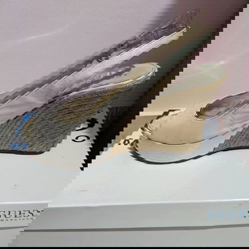 Guess πλατφόρμες