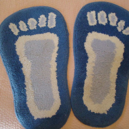 Bathroom mats like new, set of 2 with rubber backing 46 cm