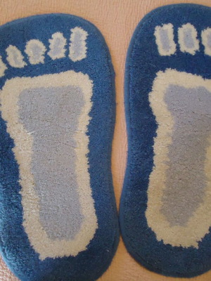 Bathroom mats like new, set of 2 with rubber backing 46 cm
