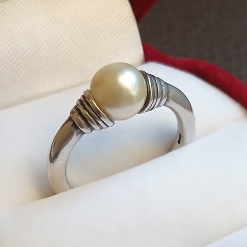 Silver 925 ring with natural pearl, like new