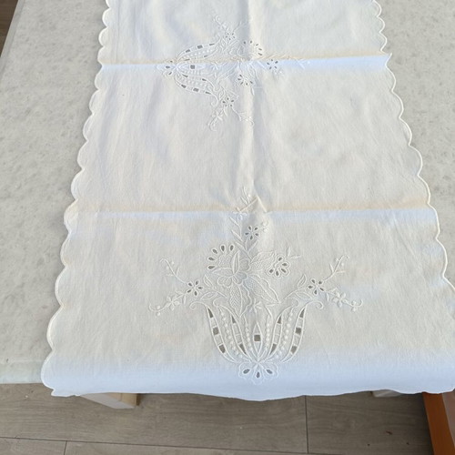 Embroidered white table runner used, 100×43 cm, elegant embossed design
